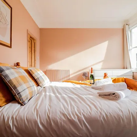 Stunning 5 Bed House In Clapham - Free Wifi! Holiday home London