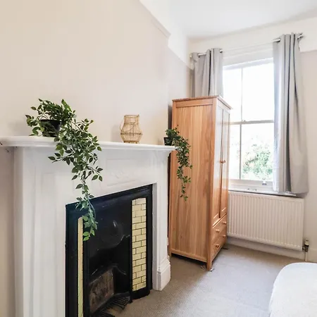 Stunning 5 Bed House In Clapham - Free Wifi!
