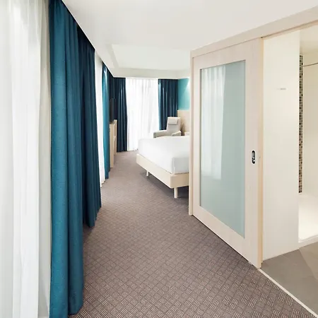 Hampton By Hilton Docklands 3*