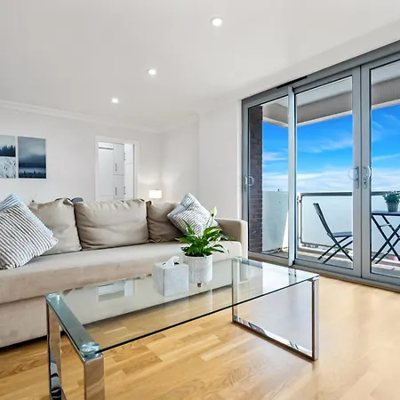 Stunning Flat On King's Road, Chelsea With Balcony *