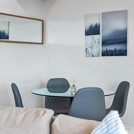 Stunning Flat On King's Road, Chelsea With Balcony *