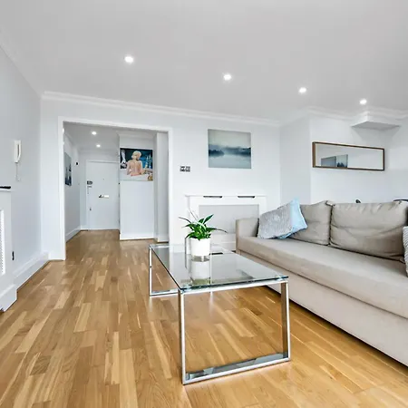 Stunning Flat On King's Road, Chelsea With Balcony