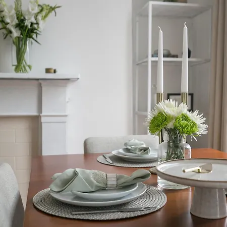 Light Filled With View Of Regents Park Apartment London
