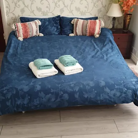 Beautiful Double En-suite Room, Separate Entrance, Ilford, Line Gants Hill, Free Parking *