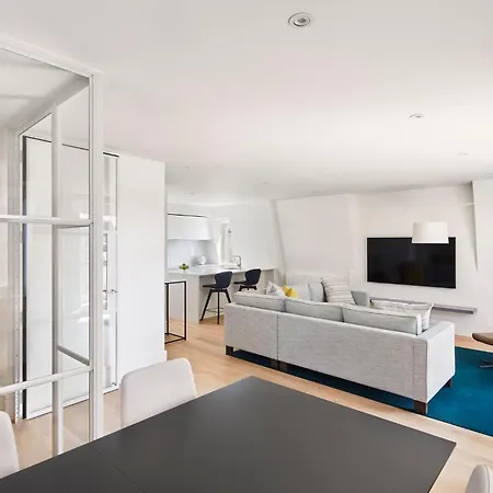 Metropolitan Hotel 5*