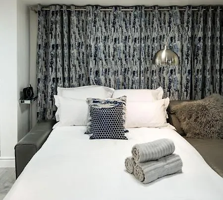 New Modern Hybrid 4 Bedroom 7 Bed 9 Guest Capacity Apartman *