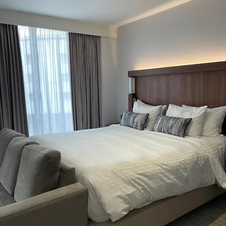 Courtyard By Marriott London Heathrow Airport