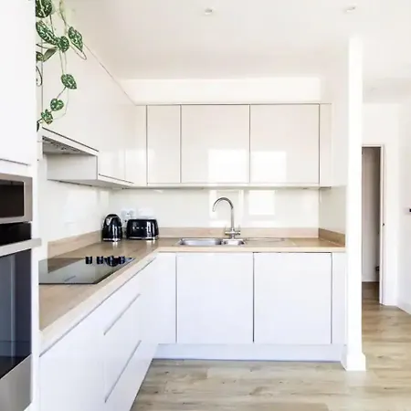 Modern 1 Bed L Views L Work Space * London