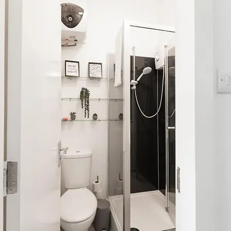 Trendy And Spacious Near Notting Hill 1 *