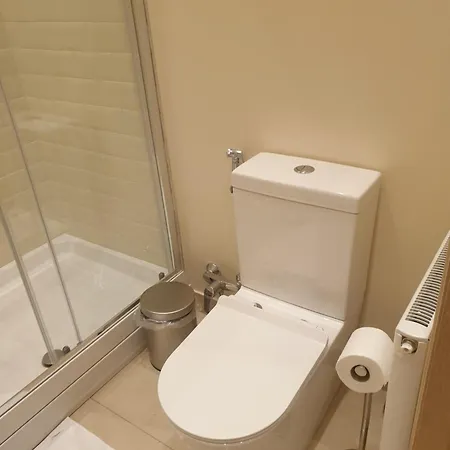 London Luxury 3 Bedroom Sleeps 8 With 3 Bathrooms 4 Mins Walk To Tube Free Parking Ilford