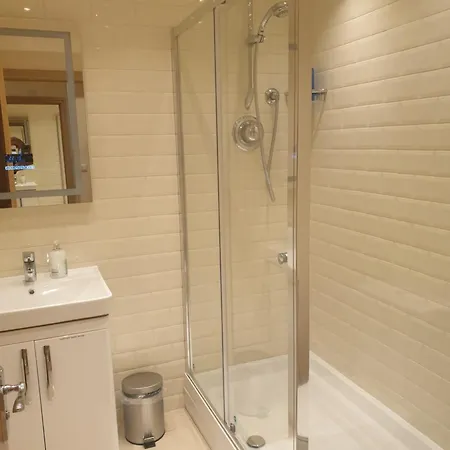 London Luxury 3 Bedroom Sleeps 8 With 3 Bathrooms 4 Mins Walk To Tube Free Parking * Ilford