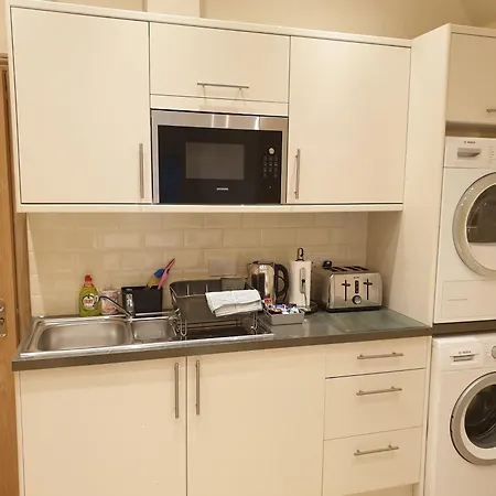 London Luxury 3 Bedroom Sleeps 8 With 3 Bathrooms 4 Mins Walk To Tube Free Parking Apartment *