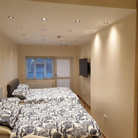 London Luxury 3 Bedroom Sleeps 8 With 3 Bathrooms 4 Mins Walk To Tube Free Parking * Ilford