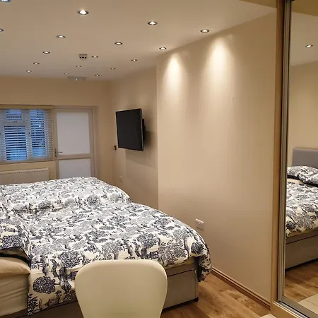 London Luxury 3 Bedroom Sleeps 8 With 3 Bathrooms 4 Mins Walk To Tube Free Parking * Ilford