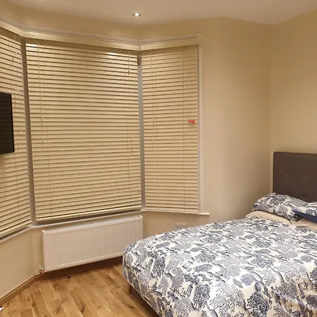 Apartment London Luxury 3 Bedroom Sleeps 8 With 3 Bathrooms 4 Mins Walk To Tube Free Parking *