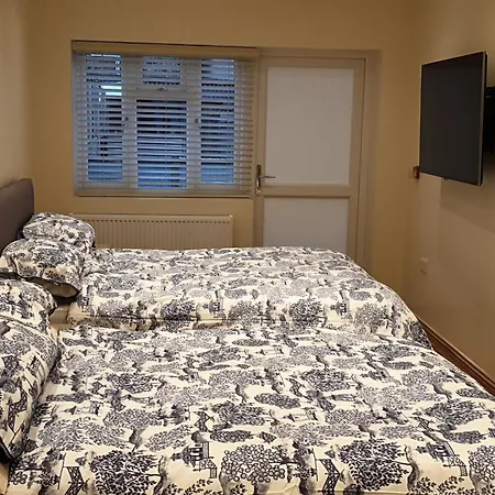 Apartment London Luxury 3 Bedroom Sleeps 8 With 3 Bathrooms 4 Mins Walk To Tube Free Parking *