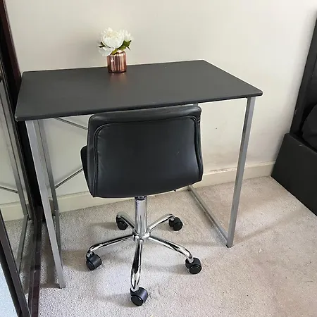Ferienhaus Newly Refurbished - Entire 4 Bedroom Private House With Kitchen, Living & Private Garden - 1 Cape House London, Within 30 Mins From London, Bridge & Canary Wharf *