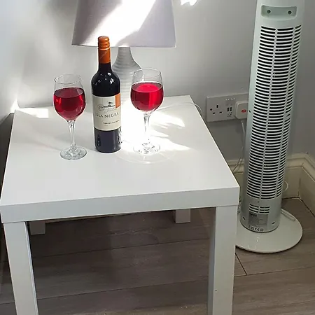 Cosy Studio Stadium Gem Apartment *