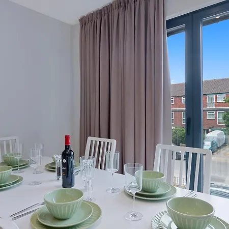 Spacious, 3 Bedroom, 2 Bathroom, Apartment *