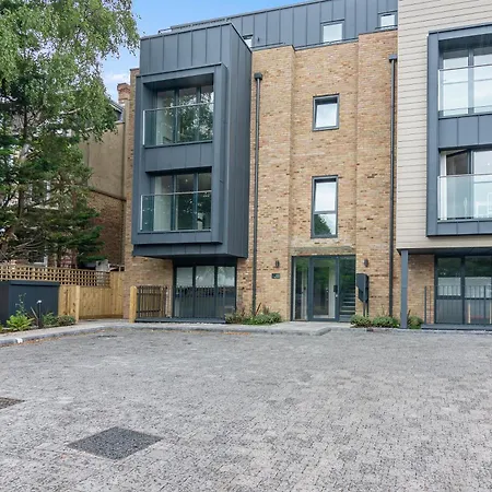 Spacious, 3 Bedroom, 2 Bathroom, Apartment Surbiton