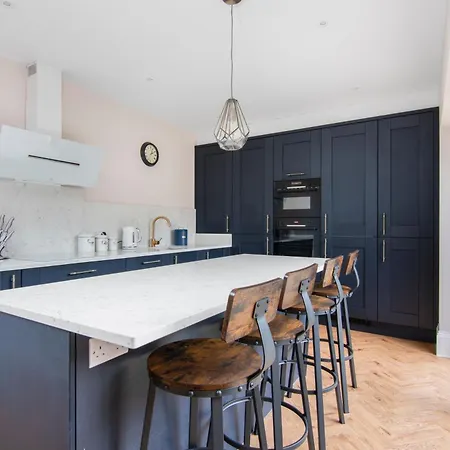Onsitestays New Large Modern 4 Bed, Parking, Wifi, 2 X Bathroom Chalet *