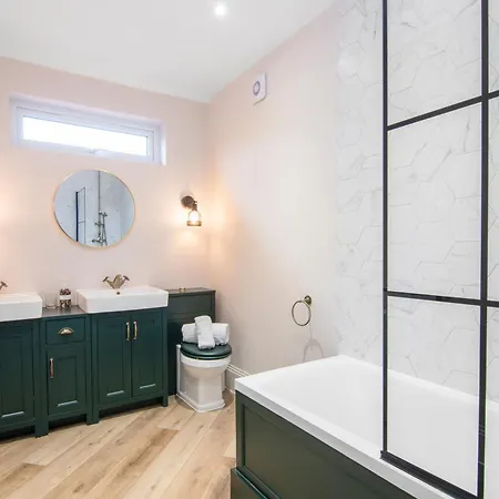 Onsitestays New Large Modern 4 Bed, Parking, Wifi, 2 X Bathroom Orpington