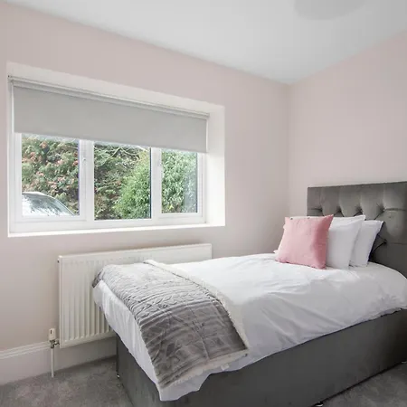 Chalet Onsitestays New Large Modern 4 Bed, Parking, Wifi, 2 X Bathroom *