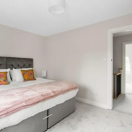 Onsitestays New Large Modern 4 Bed, Parking, Wifi, 2 X Bathroom Chalet