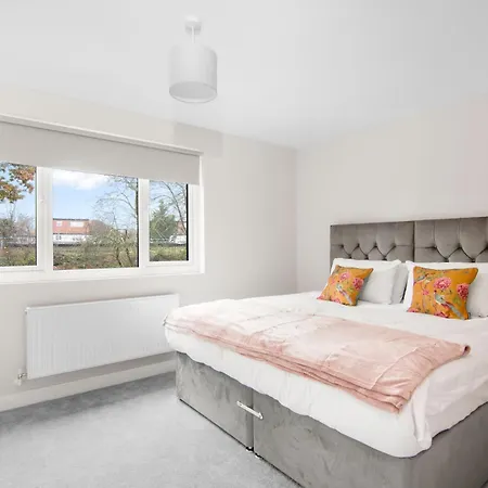 Onsitestays New Large Modern 4 Bed, Parking, Wifi, 2 X Bathroom *