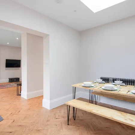 Onsitestays New Large Modern 4 Bed, Parking, Wifi, 2 X Bathroom Chalet *