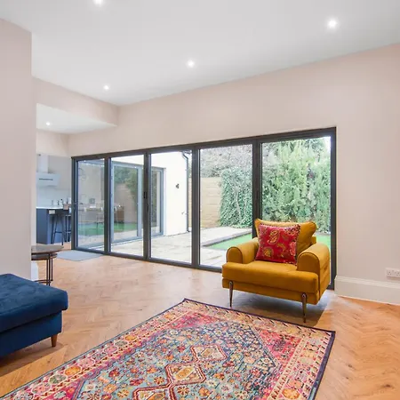 Onsitestays New Large Modern 4 Bed, Parking, Wifi, 2 X Bathroom Chalet