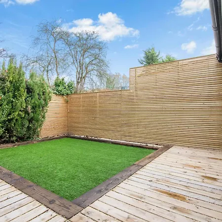 Onsitestays New Large Modern 4 Bed, Parking, Wifi, 2 X Bathroom *