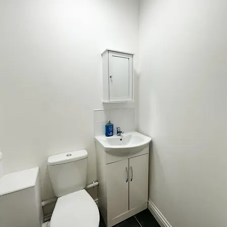 Flat B, In Earlsfield Apartment *