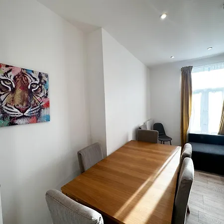 Flat B, In Earlsfield Apartment London