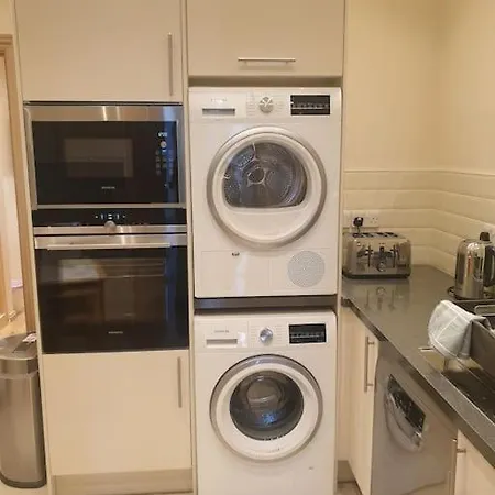London Luxury 2 Bedroom Flat 4 Mins To Stn Sleeps X8 Free Parking