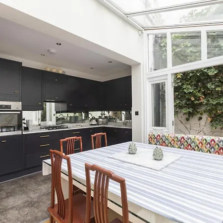 Whoops-a-daisy 3 Bedroom In Notting Hill *