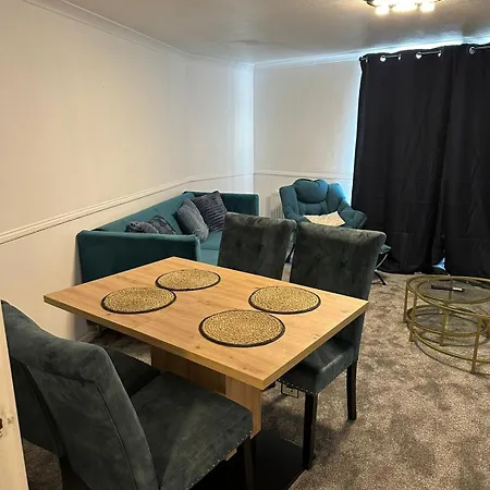 Lovely Two Bedroom Flat Apartment
