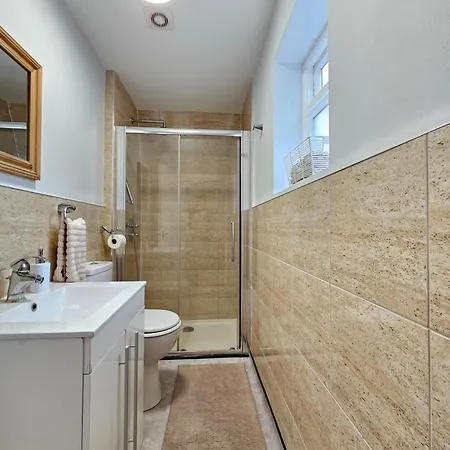 Charming 2 Bedroom Flat In Paddington London
