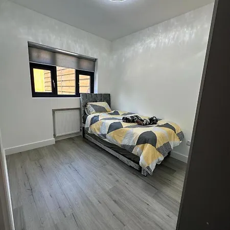 Impeccable 2-bed In London * Hendon