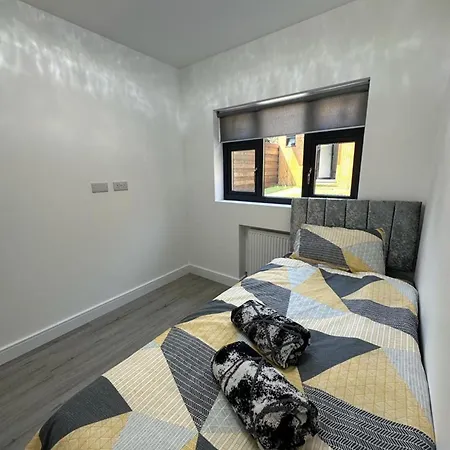 Daire Impeccable 2-bed In London *
