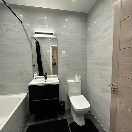 Impeccable 2-bed In London Daire *