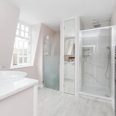 Whoops-a-daisy 3 Bedroom In Notting Hill