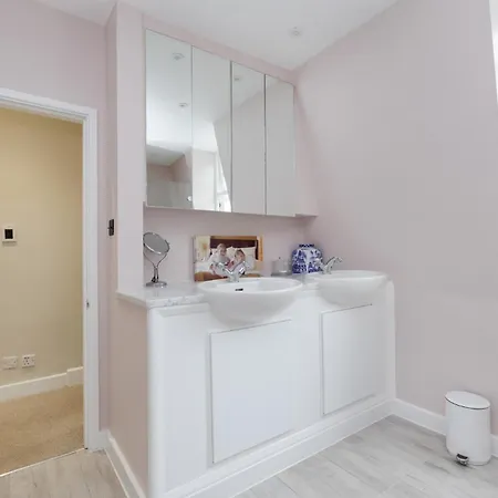Whoops-a-daisy 3 Bedroom In Notting Hill *