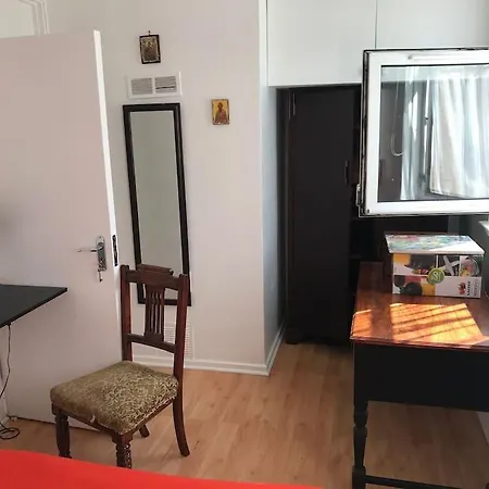 Bright & Spacious In Battersea, Apartment London