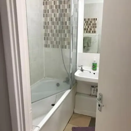 Bright & Spacious In Battersea, London