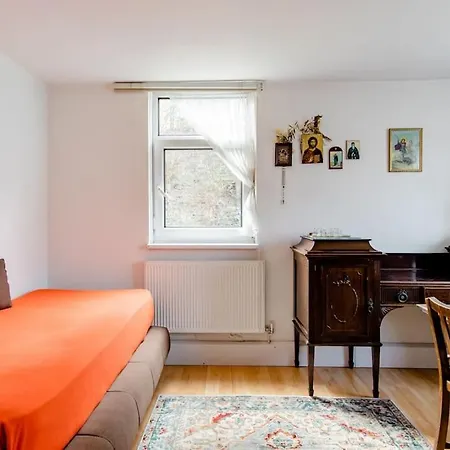 Bright & Spacious In Battersea, *