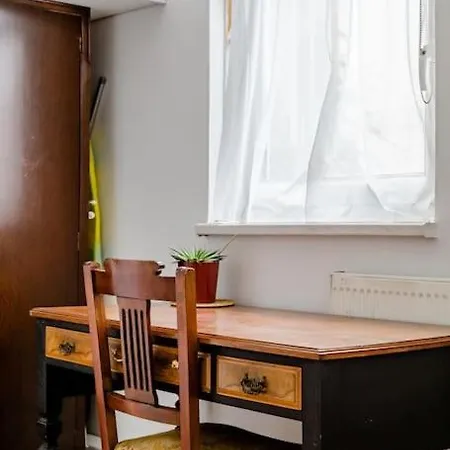 Apartment Bright & Spacious In Battersea, London