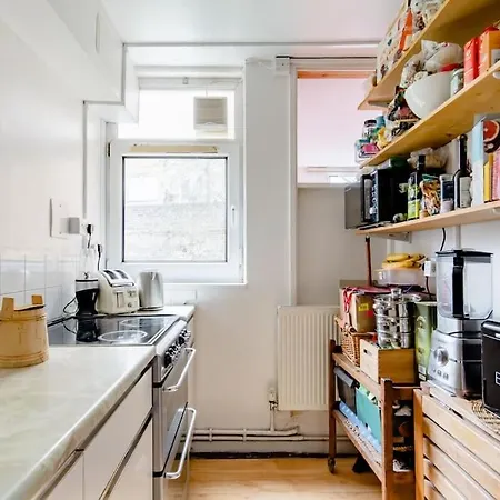 Bright & Spacious In Battersea,