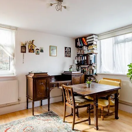 Bright & Spacious In Battersea, Apartment