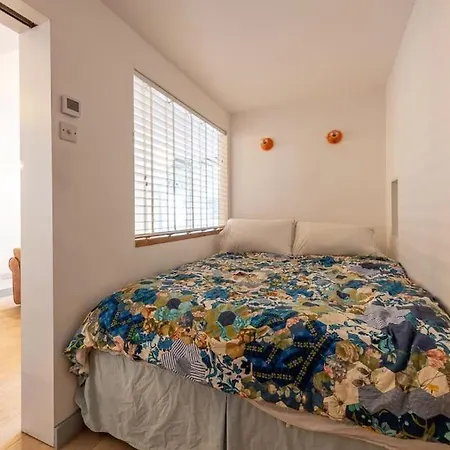 Lovely Self-contained Basement With Kitchen Londra